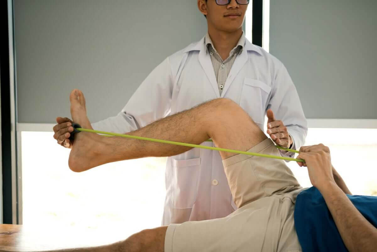fysioterapi med övningar med träningsband
