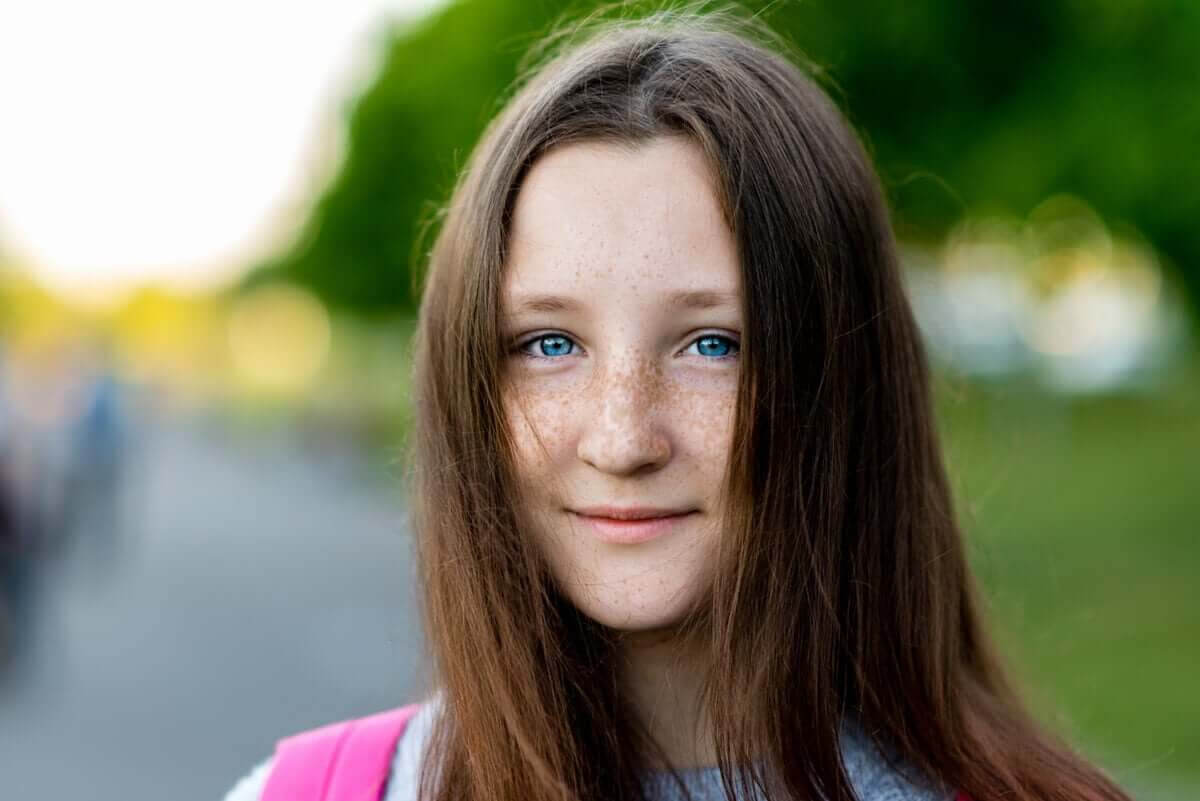 Förändringar i ögonfärg: flicka med blå ögon