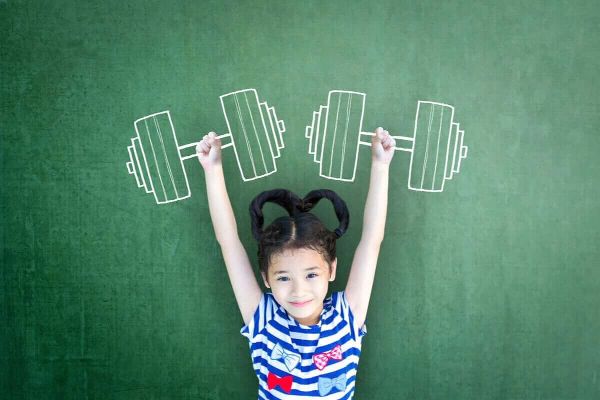 Crossfit för barn: barn håller upp tyngder målade i krita