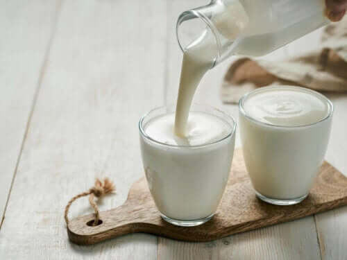 Yoghurt upphällt i glas.