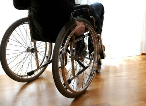 Person i rullstol på grund av multipel skleros.
