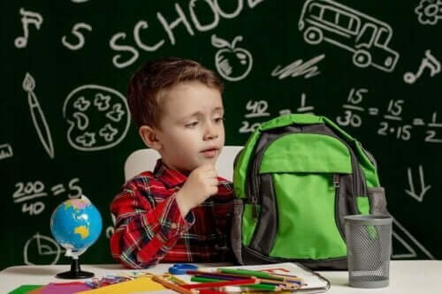 Barn med dyslexi packar sin skolväska.
