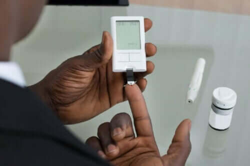 Person med diabetes mäter sitt blodsockervärde.