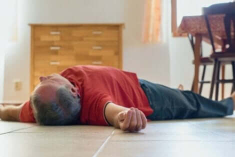 En medvetslös man ligger på golvet på grund av kolmonoxidförgiftning.