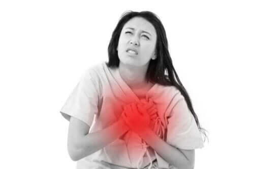 Samband mellan kaffe och hjärtattack: En kvinna som får hjärtattack. 
