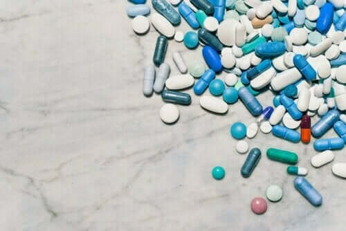 Läkemedel i form av piller på ett bord.