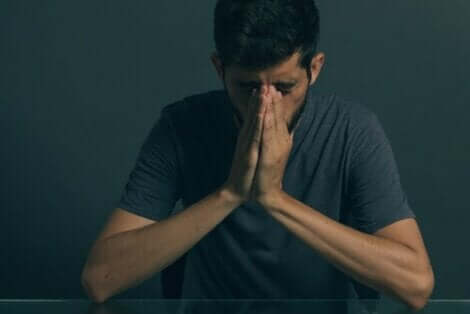 En ledsen man är beroende av pornografi.