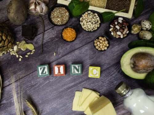 Olika livsmedel med zink som stärker immunförsvaret.