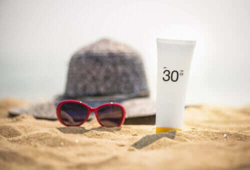 Typ av SPF30 solkräm på stranden