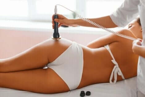 Med cryolipolysis kan man ta bort fett från höfterna.