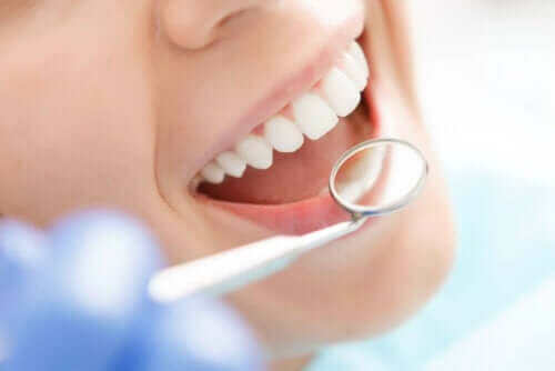 Tandläkare tittar på en persons tänder.