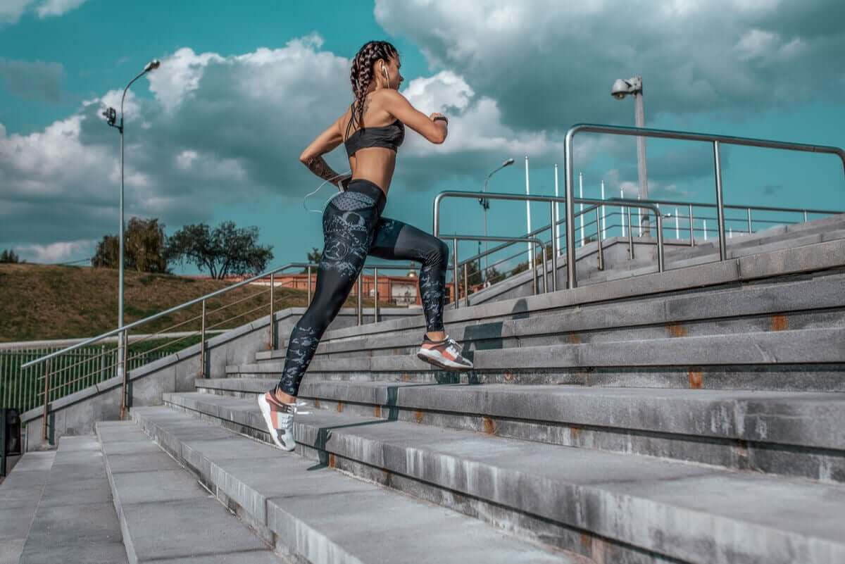 jogga och springa: kvinna springer upp för trappa