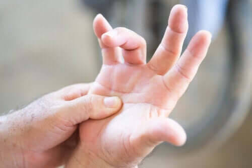 Låsningsfenomenet triggerfinger: symptom och behandlingar