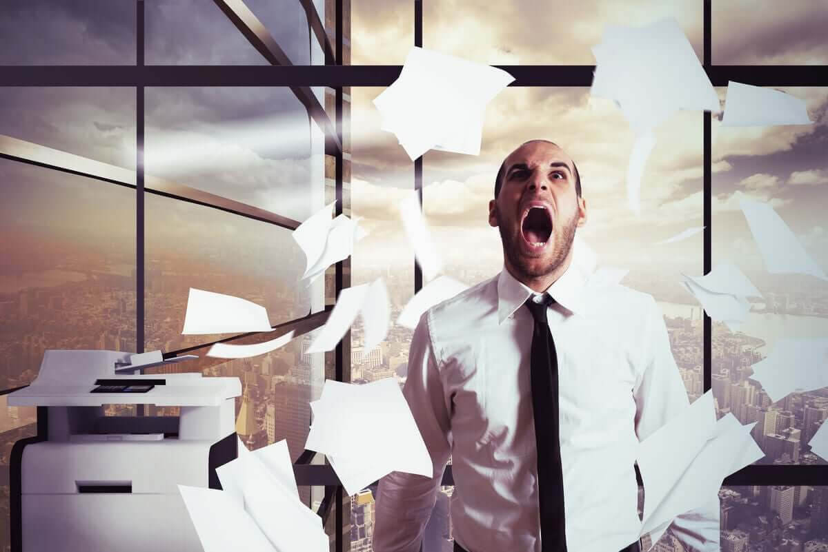 stress påverkar hjärtat: stressad man på kontor