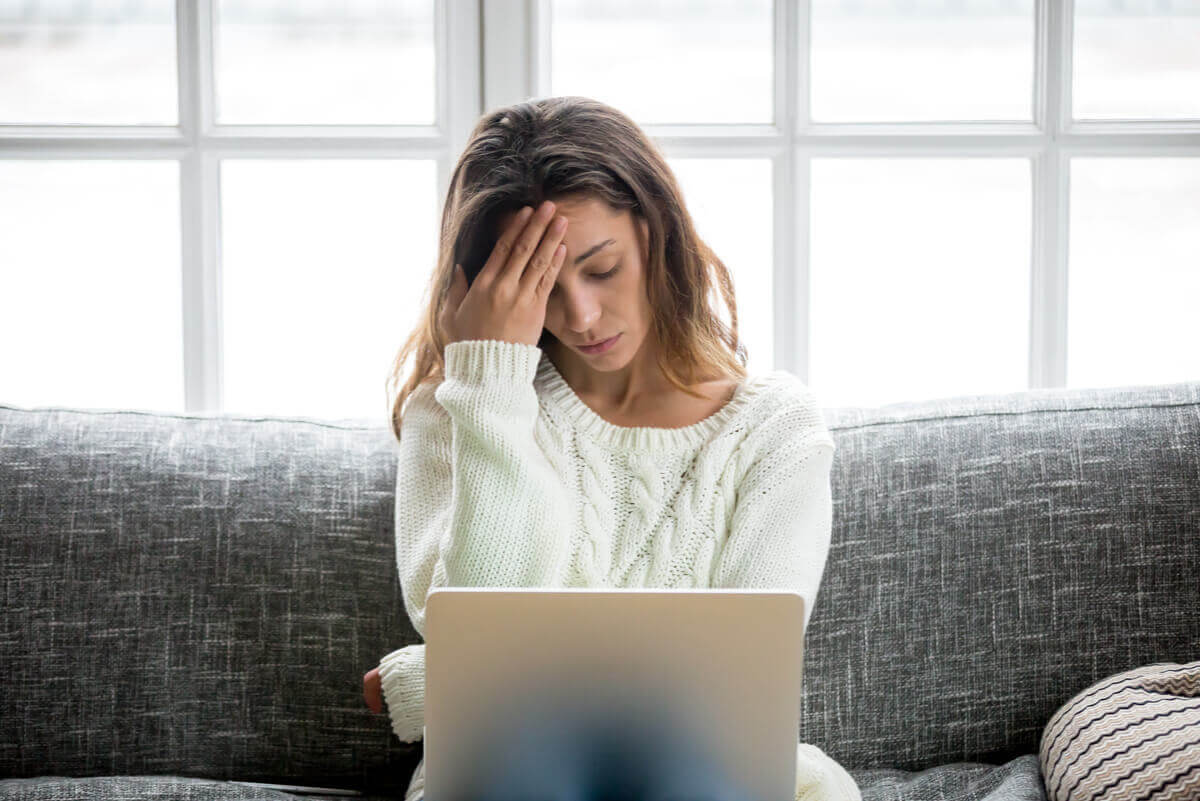stress påverkar hjärtat: trött kvinna med laptop