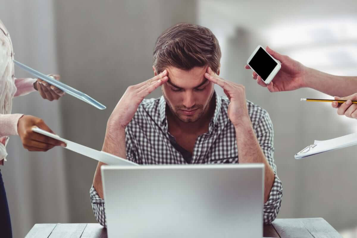 Sömnlöshet på grund av stress: man vid dator