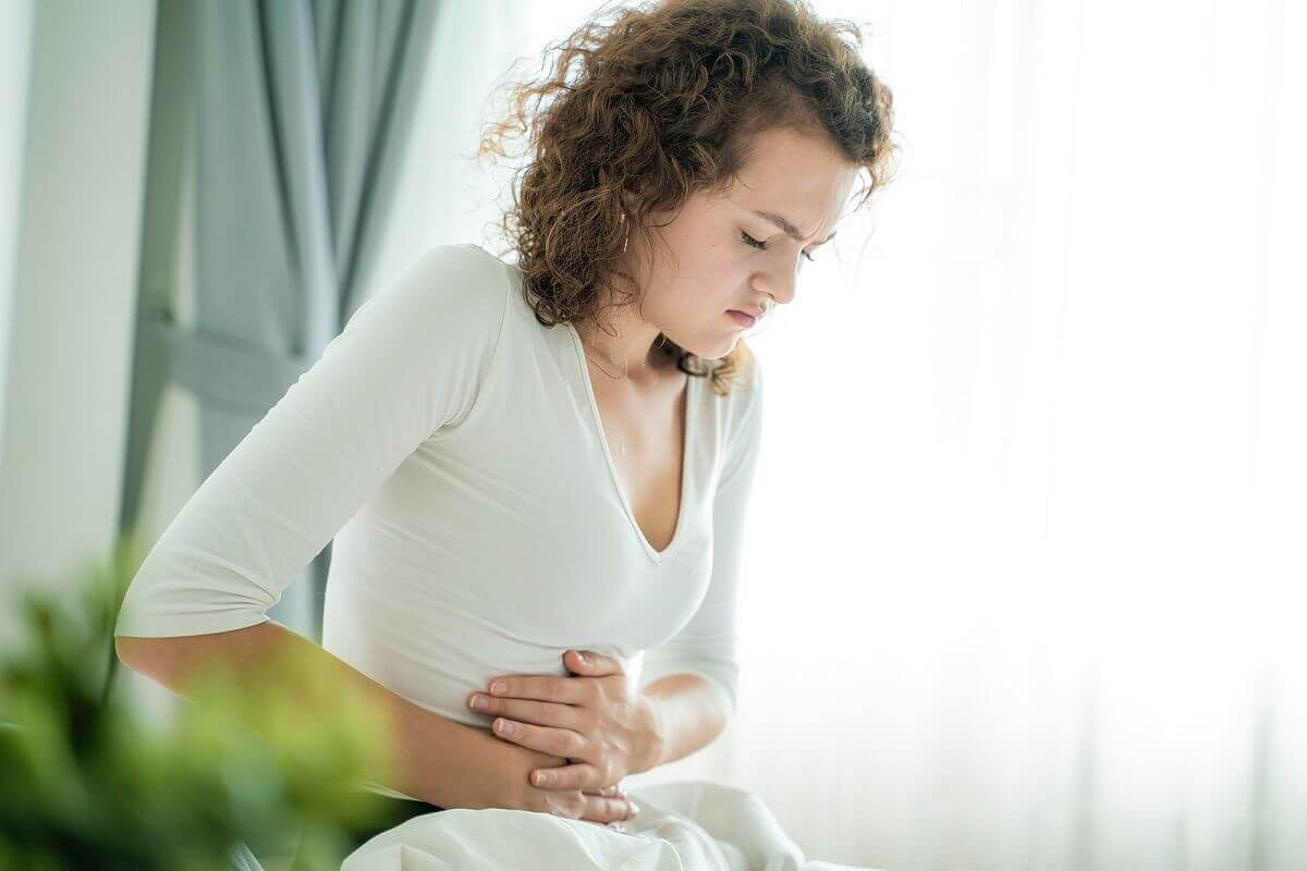 aromaterapi kan lindra menstruationsvärk: kvinna med ont i magen