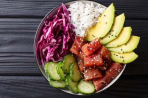 Hur man gör en poké bowl, en mycket populär maträtt