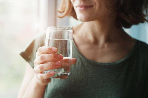 Medelhavskosten på tarmhälsan: kvinna dricker vatten