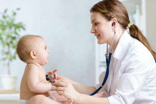 läkare undersöker baby
