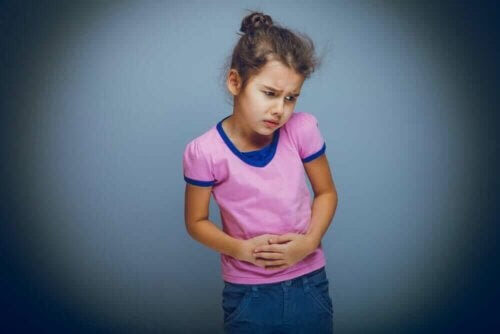 Sjukdomar i matsmältningssystemet: flicka med ont i magen
