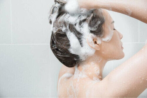kvinna tvättar håret