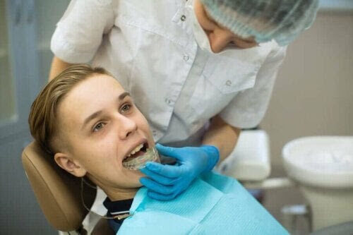 Temporomandibulärt spänningssyndrom: tandläkare sätter in bettskena