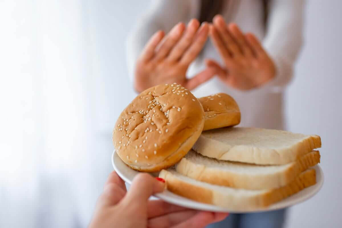 olika typer av celiaki: kvinna säger nej till bröd
