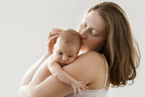 mamma och baby hud mot hud