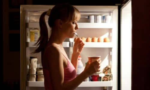 kost vid typ 2-diabetes: person äter från kylskåp