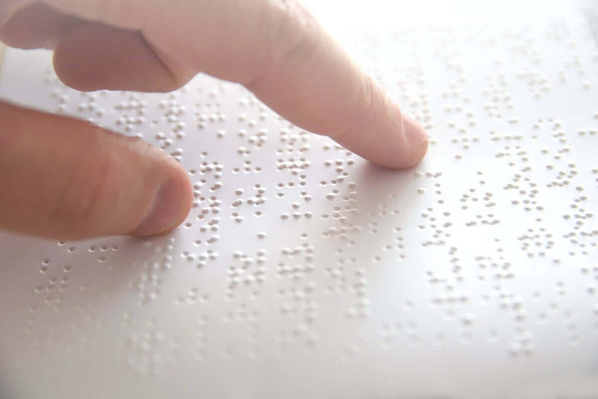 person läser blindskrift