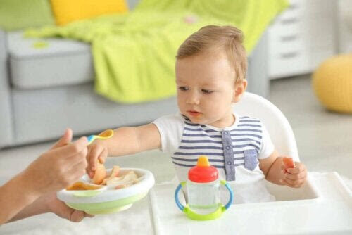 baby utforskar fast föda