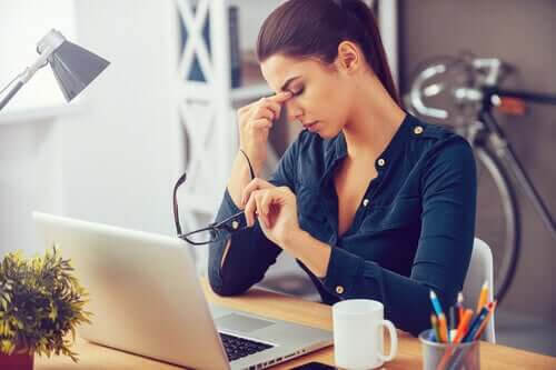 stress kan orsaka depression: kvinna som ser stressad ut
