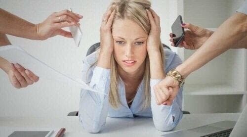 stress kan orsaka depression: kvinna som ser stressad ut