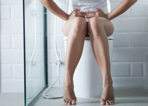 antalet fall av salmonella: kvinna på toalett