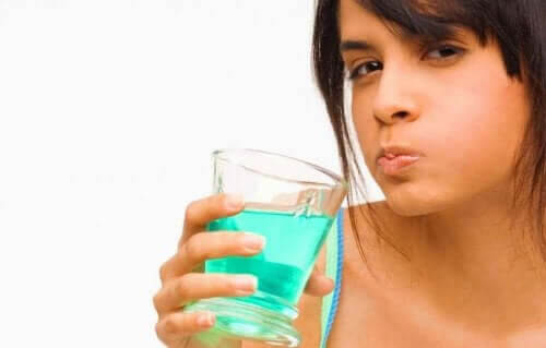 multifunktionellt antiseptiskt medel används för att skölja munnen