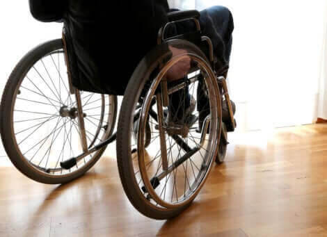 ålder multipel skleros: person i rullstol