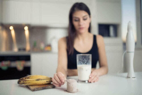 fördelar med bananer för idrottare: kvinna med bananer gör en shake