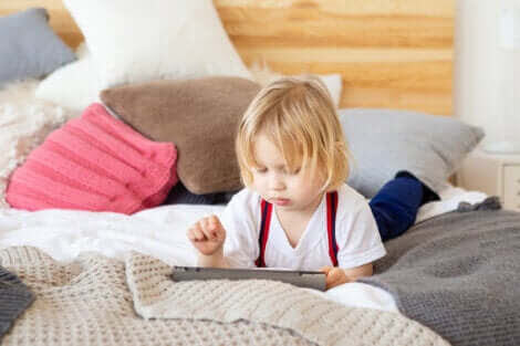 Överdriven exponering för skärmar: småbarn med skärm