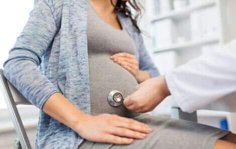gravid kvinna blir undersökt