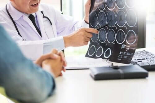 Doktor visar hjärnröntgen för patient.