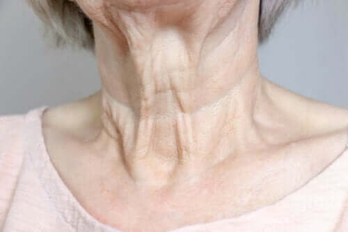 Kvinna med rynkor på halsen.