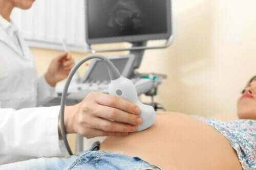 Gravid kvinna på ultraljud.