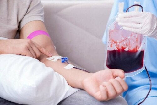 person ger blod för Internationella blodgivardagen