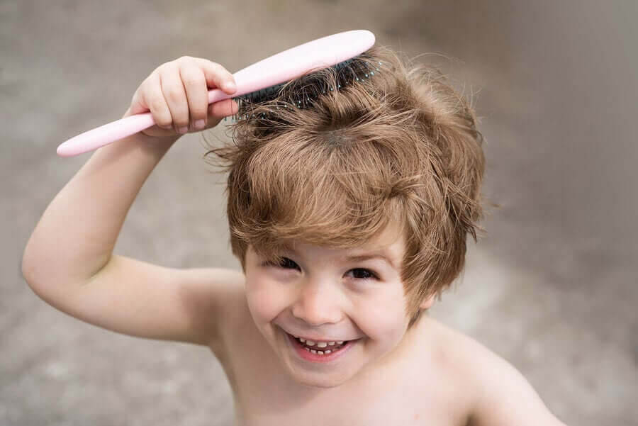 Håravfall hos barn: barn borstar håret