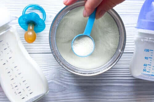 rätt mjölk för barn: mäter upp bröstmjölksersättning