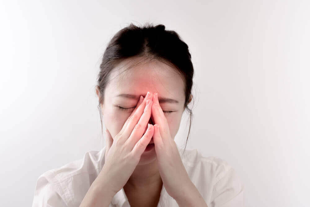 Hypotrofi i näsmusslorna: kvinna med ont i bihålorna