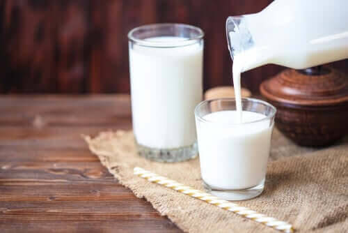 rätt mjölk för barn: häller upp mjölk från flaska
