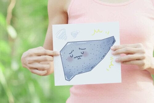 livsmedel som personer med levercirros bör äta: person håller upp illustration av ledsen lever