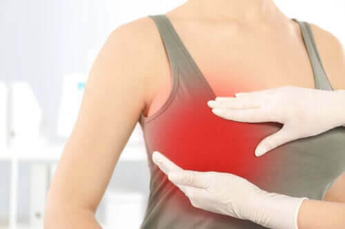 Bröstsmärta efter plastikkirurgi: Varför gör det ont?